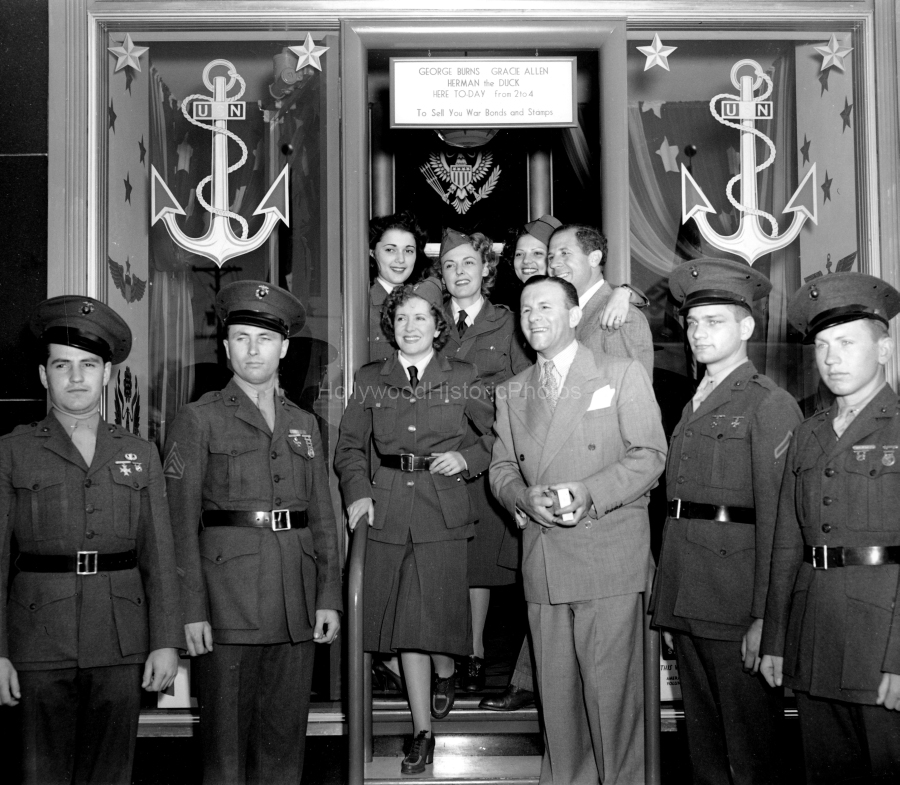 Gracie Allen 1942 husband George Burns War Bond rally.jpg